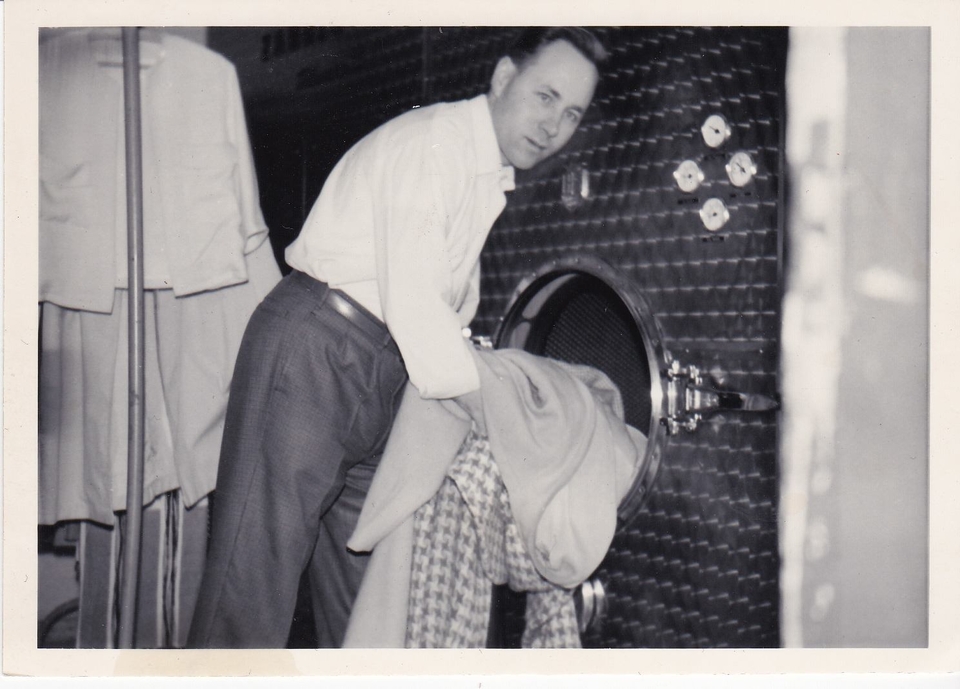 Efnalaugin Bj&ouml;rg &aacute;ri&eth; 1962 &aacute; horni S&oacute;lvallarg&ouml;tu og Framnesvegar